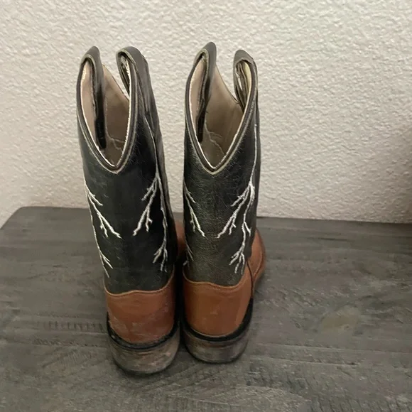 Cody James Black and Brown Western Cowboy Boots - Picture 3 of 9